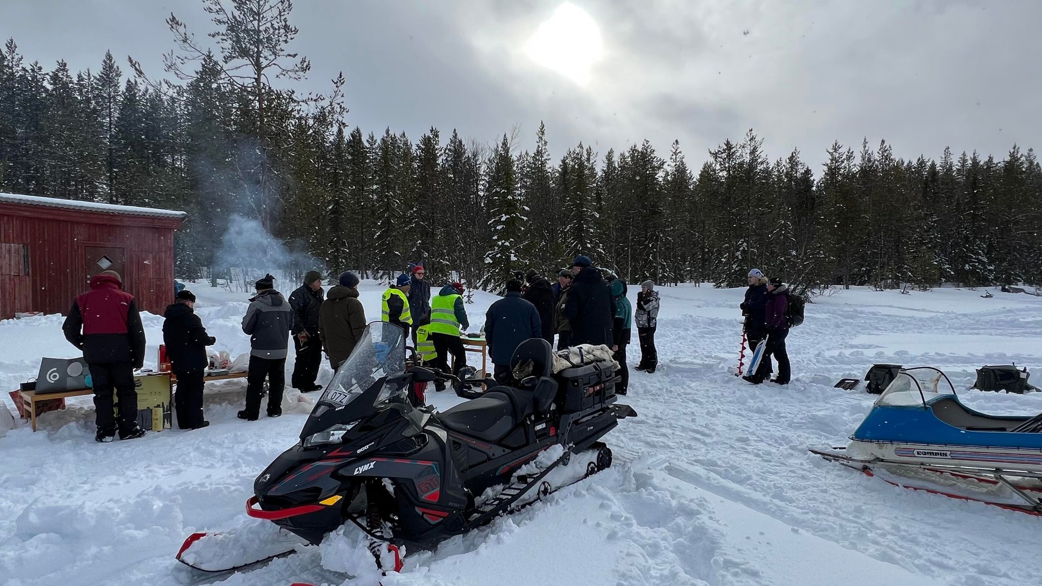 Bild på personer, skotrar, fika och annat på stöttingfjällsnappet